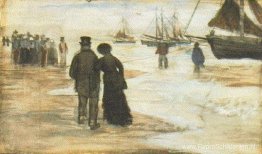Strand met wandelende mensen en boten Strand met wandelende mensen en boten