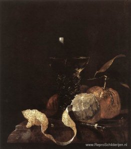 Stilleven met citroen, sinaasappels en glas wijn Stilleven met citroen, sinaasappels en glas wijn