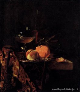 Stilleven met glazen beker en fruit Stilleven met glazen beker en fruit