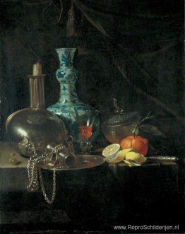 Stilleven met een pelgrimsfles, kandelaar, porseleinen vaas en f Stilleven met een pelgrimsfles, kandelaar, porseleinen vaas en f